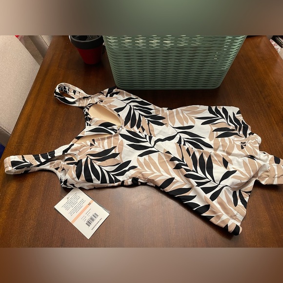 NWT Maxine of Hollywood Women's Shirred Girl Leg One Piece Swimsuit - Picture 2 of 13